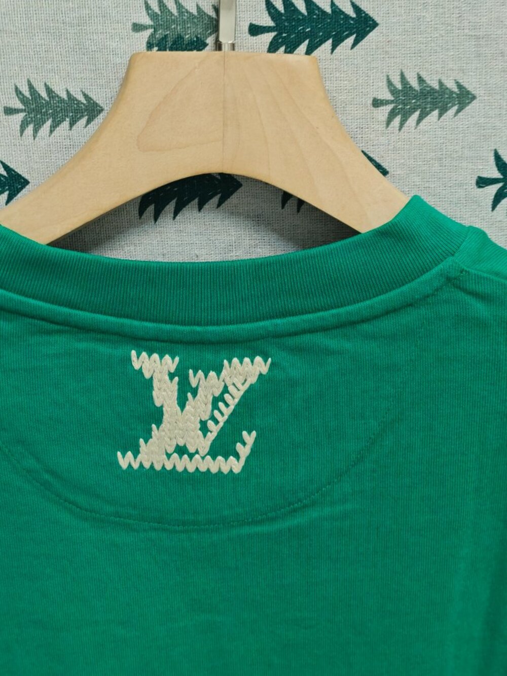 Unisex Bright Green Crew Neck T‑Shirt Raised Chenille Text Logo Casual Top - Picture 8 of 9